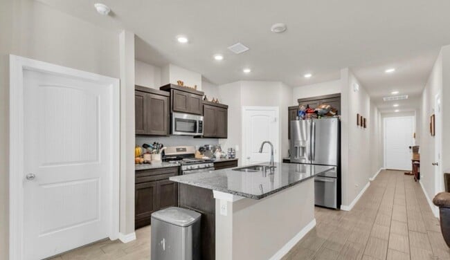 Building Photo - 13935 Summer Harmony Ave