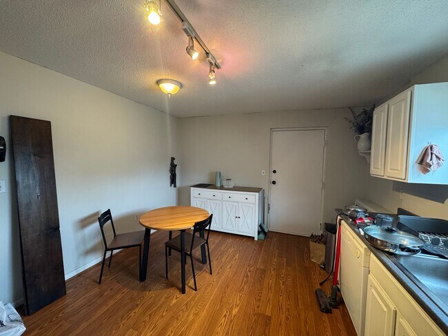 Building Photo - 2 Bed 1 Bath