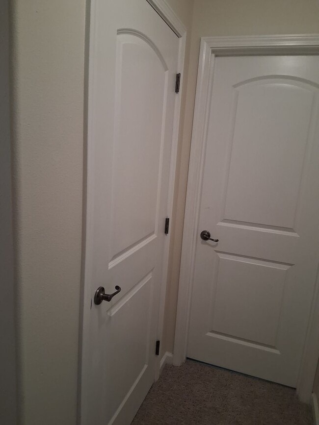 Building Photo - Cute, clean 2 bedroom upstairs apartment with patio.