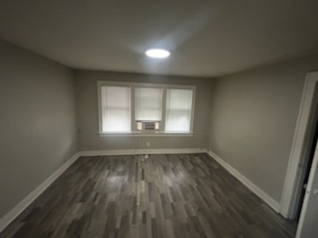 Building Photo - House w/finished basement!