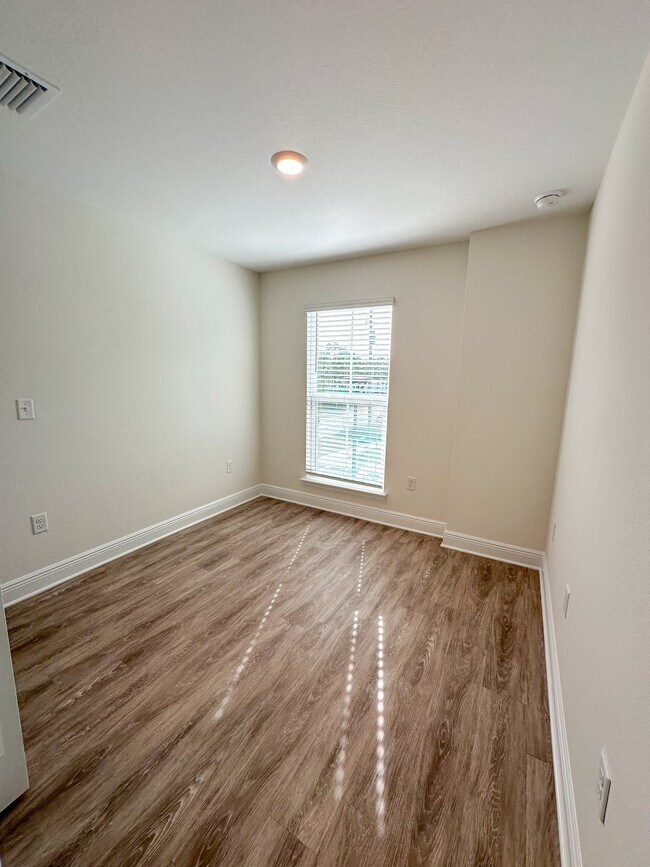 Building Photo - 105 Santa Rosa St