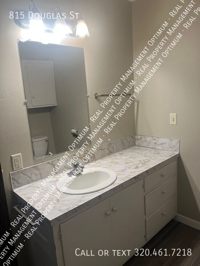 Building Photo - 815 Douglas St