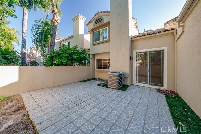 Building Photo - 3 Almador