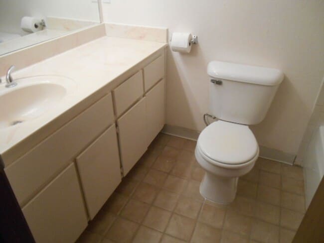 Building Photo - 2 Bed/2 Bath Condo w/Detached 1 Car Garage...