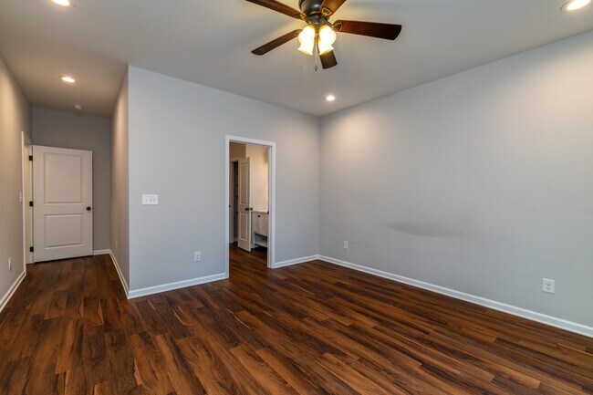 Building Photo - 619 Midlake Dr NE