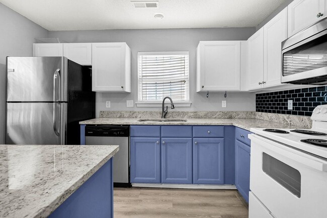 Building Photo - Beautiful Clements Ferry Townhome!