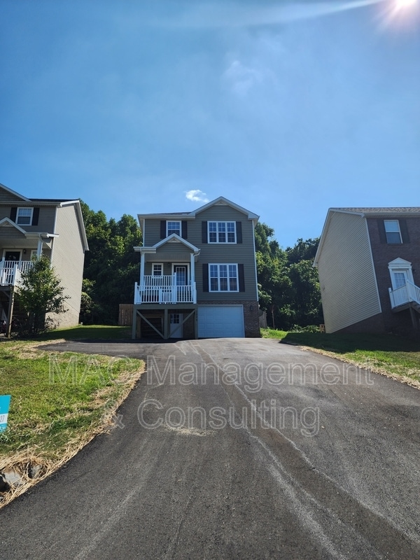 Building Photo - 1028 Nottingham Dr