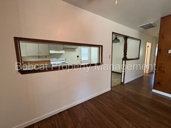 Building Photo - 750 Crain St
