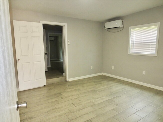 Building Photo - 2204 Parker Rd