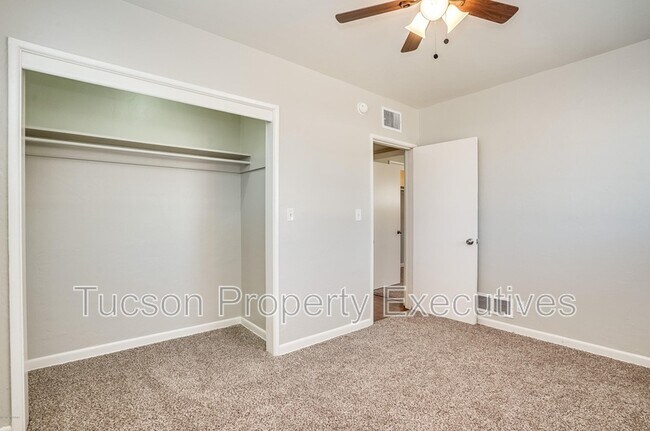 Building Photo - 1040 E Linden St
