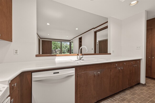 Building Photo - 10614 Fairlane Dr