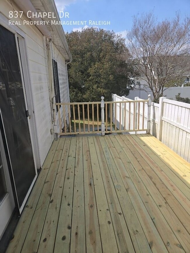 Building Photo - 837 Chapel Dr