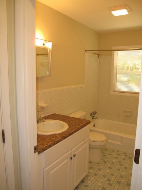 Building Photo - 60 Caroline Ave