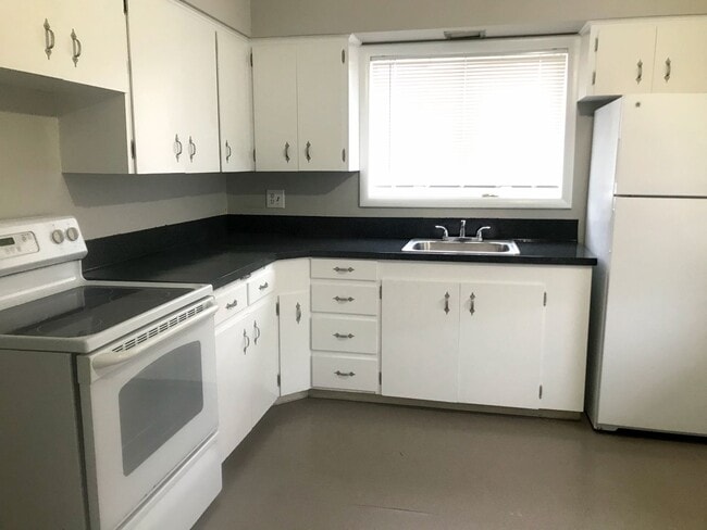 Building Photo - Large 2 Bed, 1 Bath Duplex Apartment with Parking