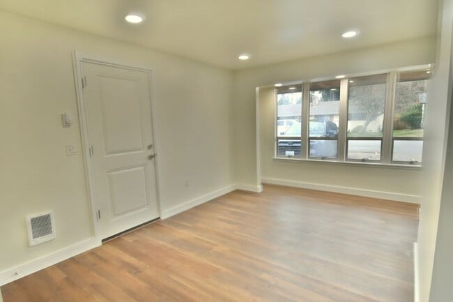 Building Photo - 3Bd/2Ba Everett House