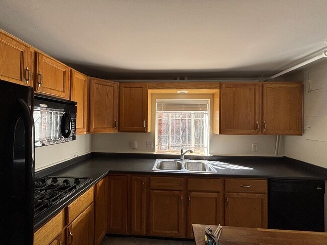 Building Photo - 1451 Elm St