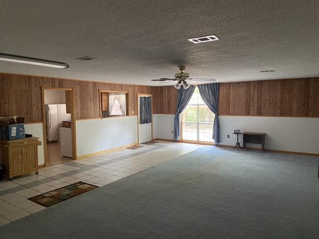 Building Photo - 18601 Honeysuckle Ln