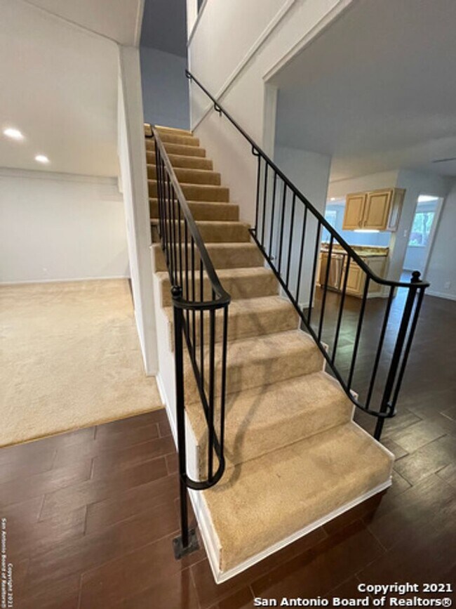 Building Photo - Unique 5BR/3B home in desirable Enchanted Forest on 1/4 acre