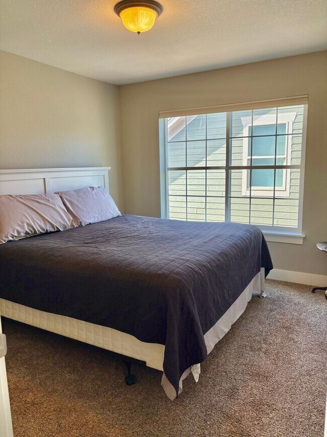 Building Photo - Stunning Home with ~4,000sqft of Living Space In a Great Location!