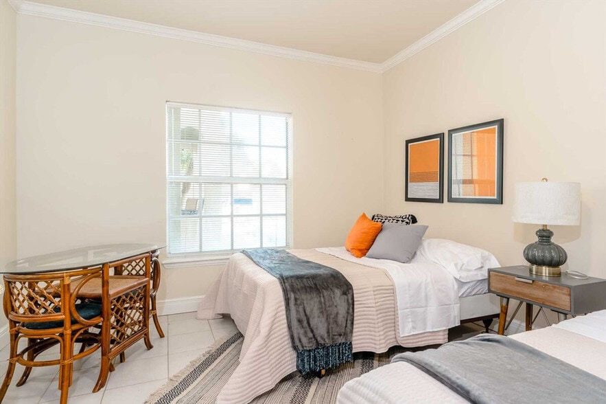 Building Photo - 2 E Lantana St