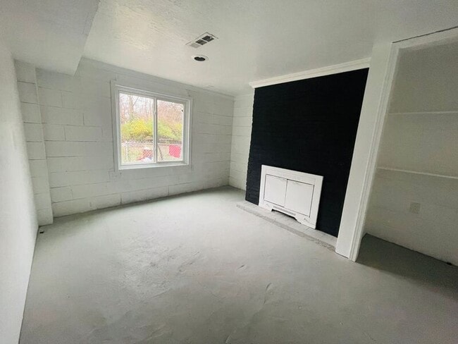 Building Photo - 902 S Cedar Ave