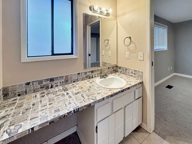 Building Photo - Pet-Friendly Newly Remodeled 3-Bedroom Home in South West Boise with Granite Counters, Gas Firepl...