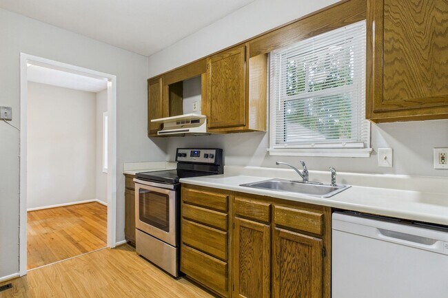 Building Photo - NW Brick Home in the Desirable Guilford Hi...