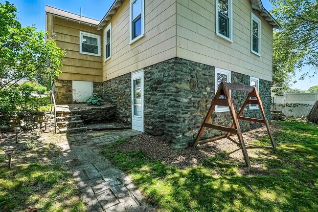 Building Photo - 35 Canna Dr