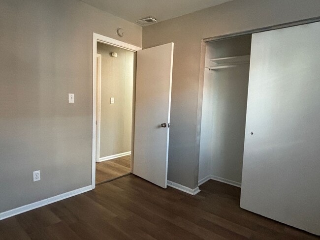 Building Photo - 4 Bed, 1.5 Bath Pet-Friendly Home with Fully Fenced Backyard