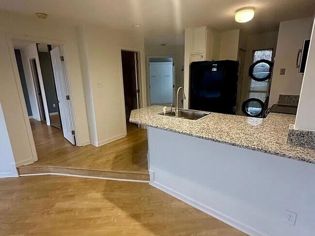 Building Photo - Waterfront Condo for Rent in the gated com...
