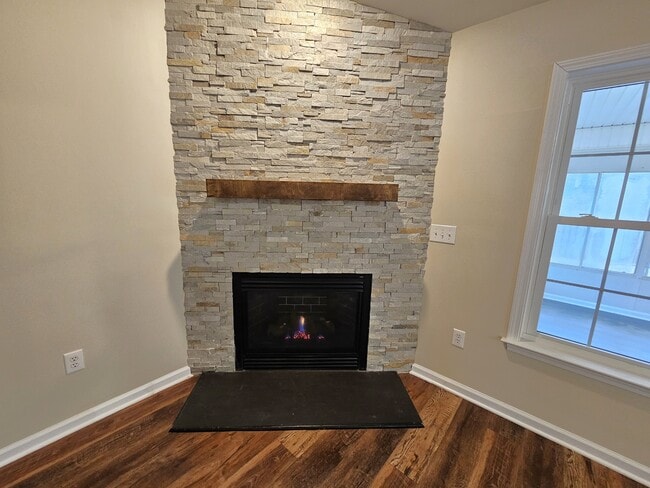 Building Photo - 203 Crown Empire Ct