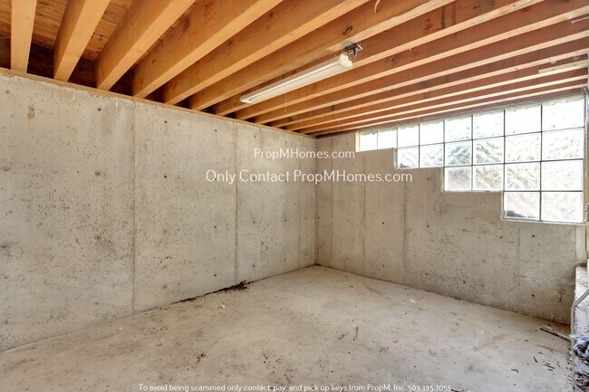 Building Photo - 3732 SW Council Crest Dr