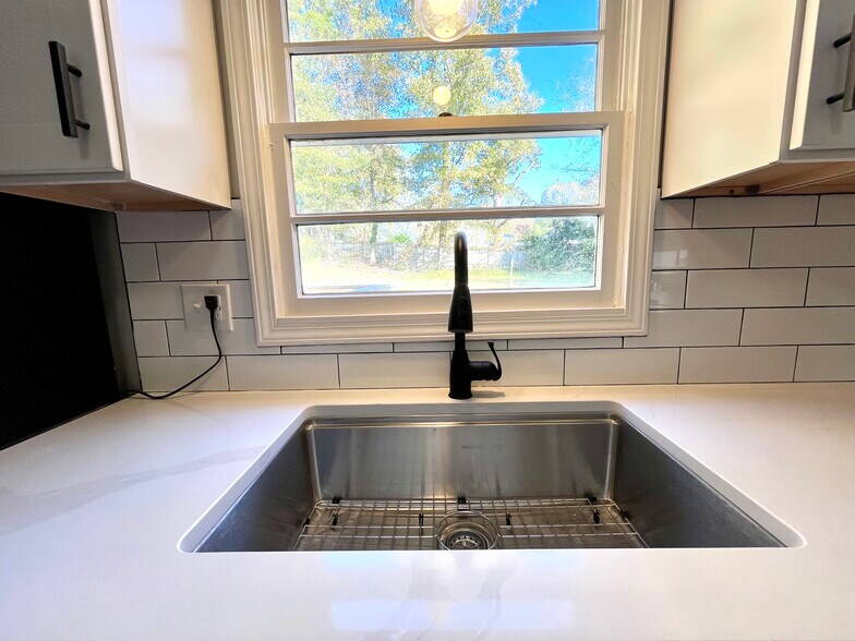 Building Photo - 510 Martha Ave