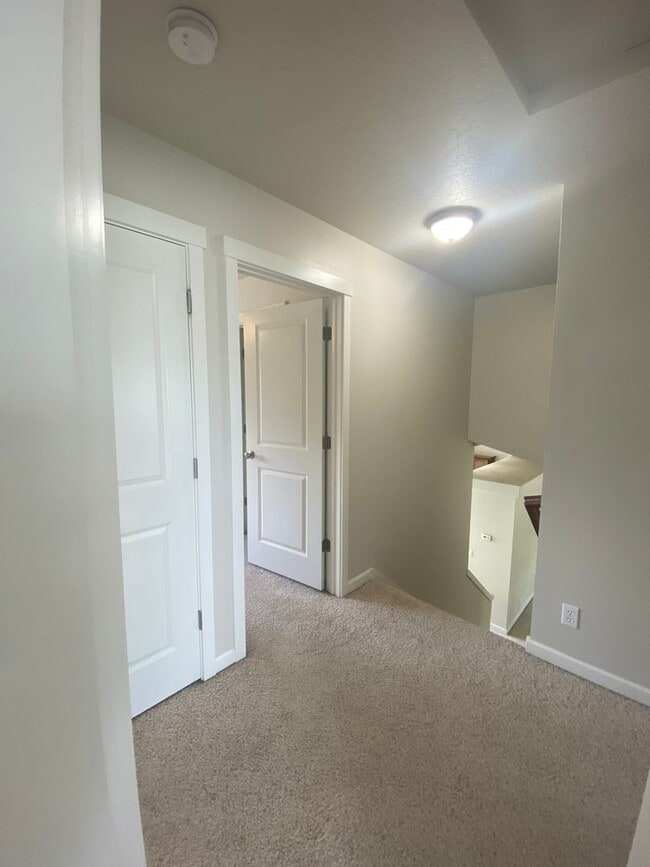 Building Photo - LARGE SINGLE FAMILY HOME ON CORNWALL (RPM#220)