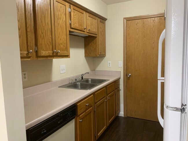 Kitchen, 2 - 420 Walton Ln