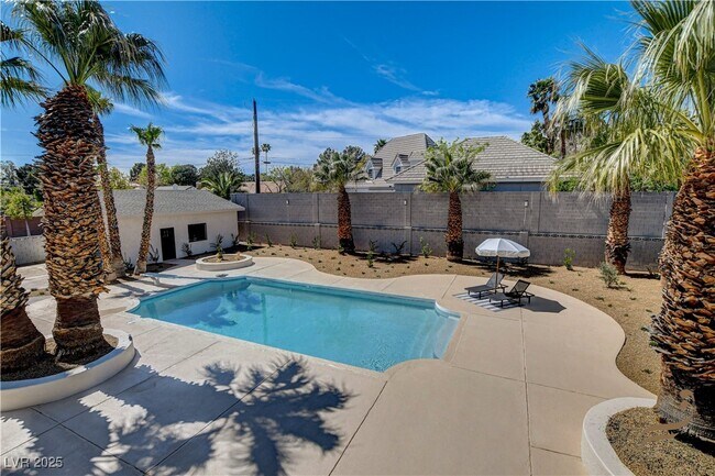 Building Photo - 2685 S Tenaya Way