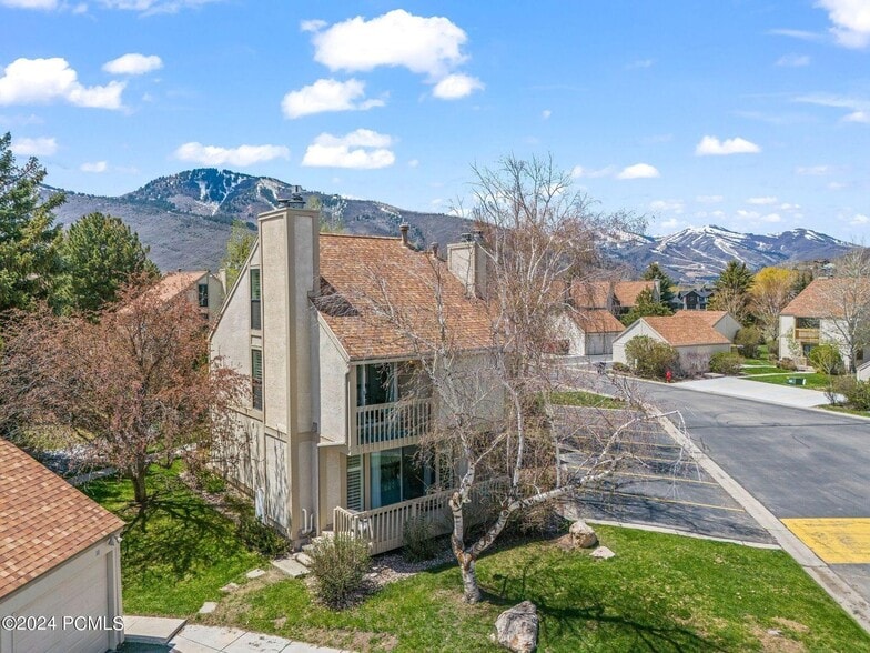 front street view - 36 Racquet Club Dr