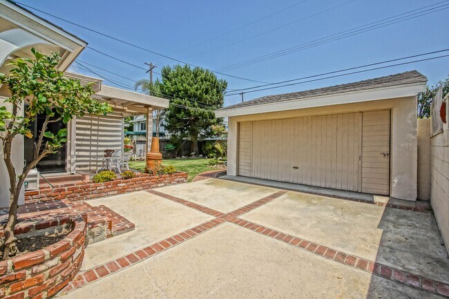 Building Photo - CHARMING, BRIGHT & SPACIOUS HOLLYGLEN 3BR2BA + DEN W/ SPACIOUS FRONT & REAR YARDS, LARGE DRIVEWAY...
