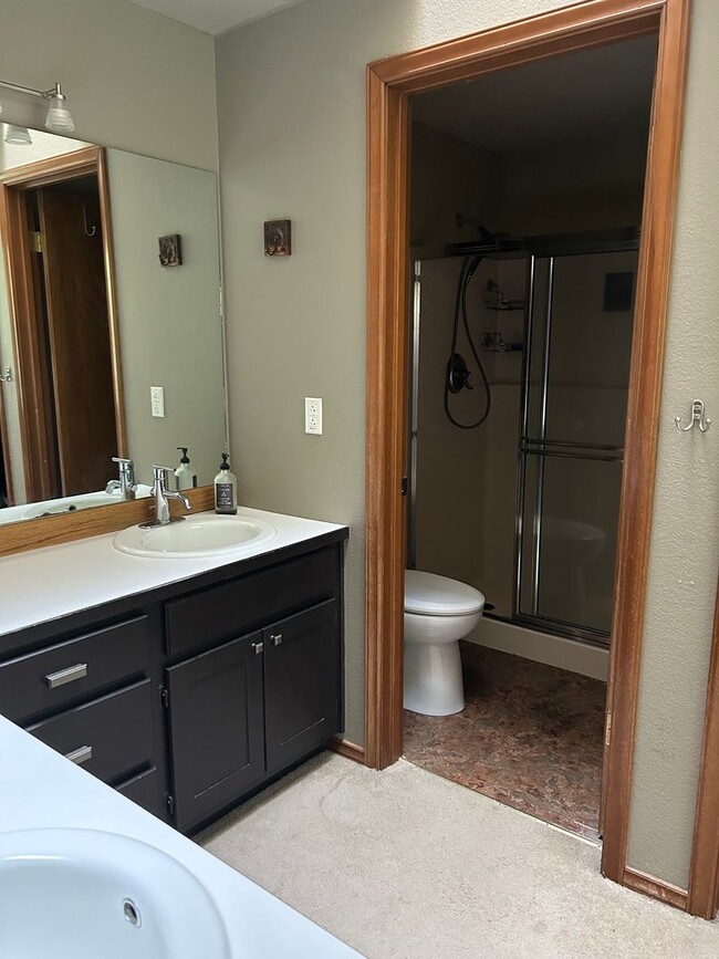 Building Photo - 3-bedroom, 2.5-bathroom home located in th...