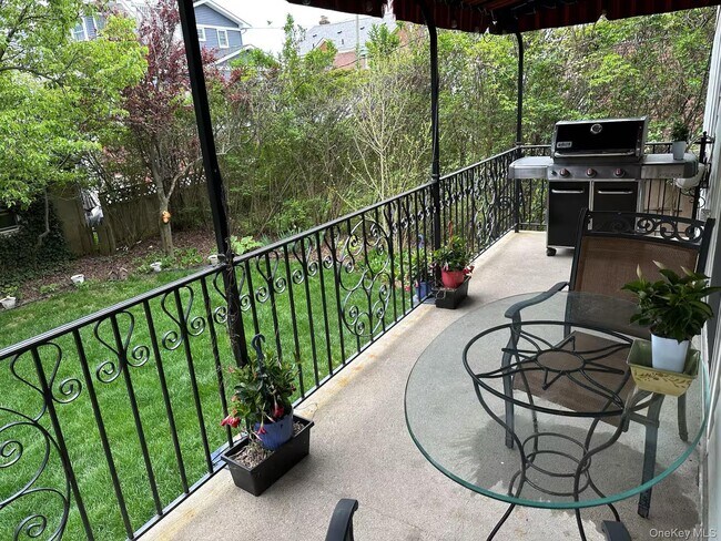 Building Photo - 322 E Beech St