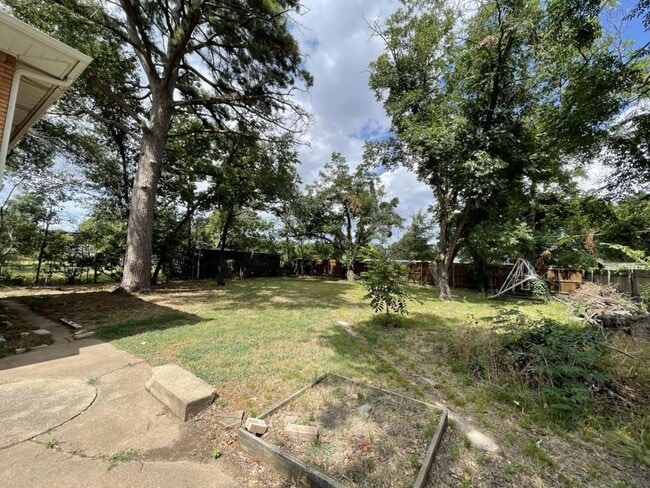 Building Photo - 1205 College Oaks Dr