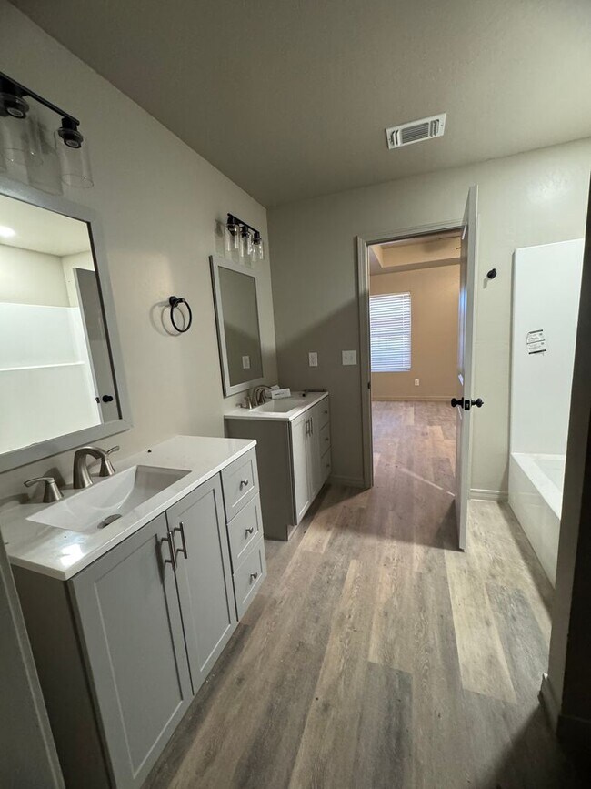 Building Photo - 1122 Caprock St