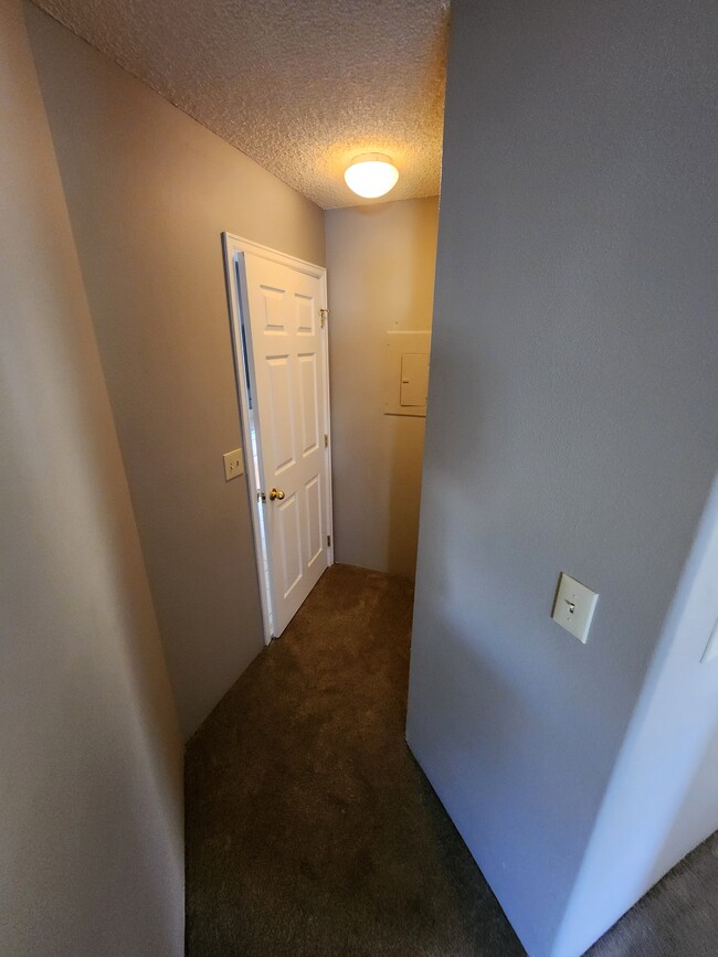 Hallway - 560 Autumn Crest Cir