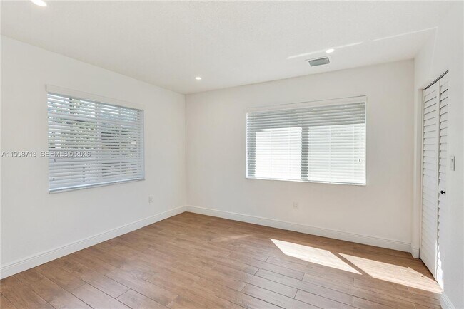 Building Photo - 1333 SW 16th St