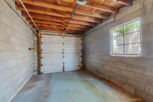 Building Photo - 1716 Bryn Mawr Dr NE