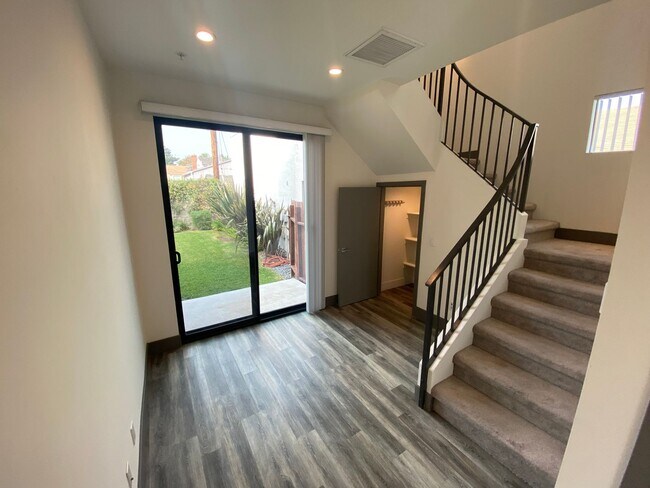 Building Photo - NEWER  SMART HOUSE 4BD*4BA*TOWNHOME*HWFLS*WASHER/DRYER IN UNIT* YARD*BALCONY*STAINLESS APPLIANCES...