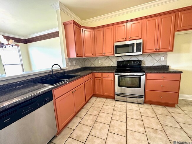Building Photo - 18163 Pinehurst Dr