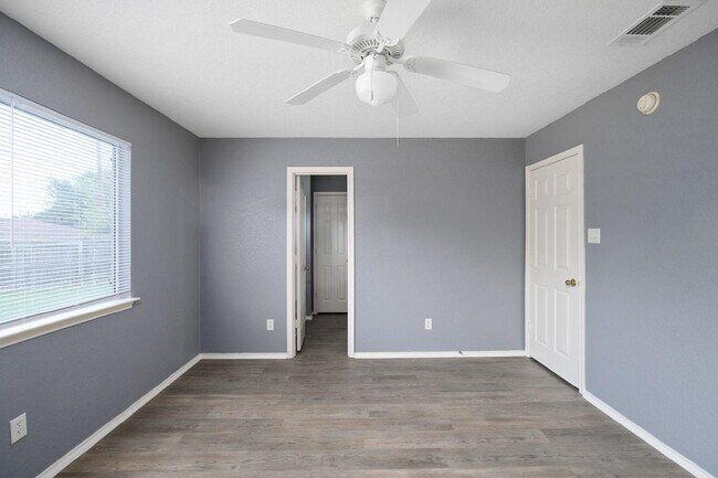 Building Photo - Stylish 3-Bed, 2-Bath Retreat with 1,061 S...