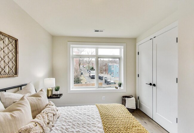 Building Photo - Stunning 2 Bed plus Den/ 2 Bath! New Const...