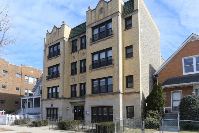 Building Photo - 4740 N Hermitage Ave